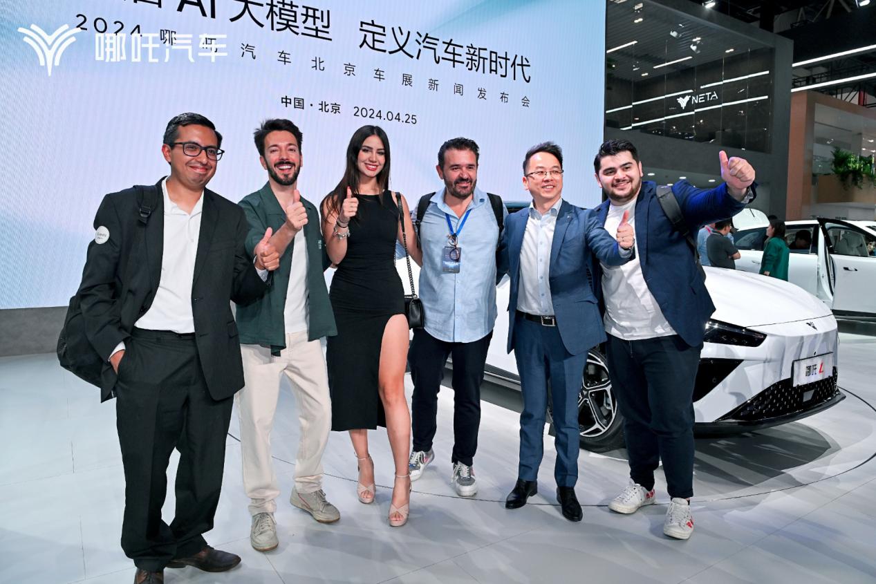 近日，新车哪吒L首次亮相北京车展，定位“家庭智能超级增程SUV”，面向拥有新消费