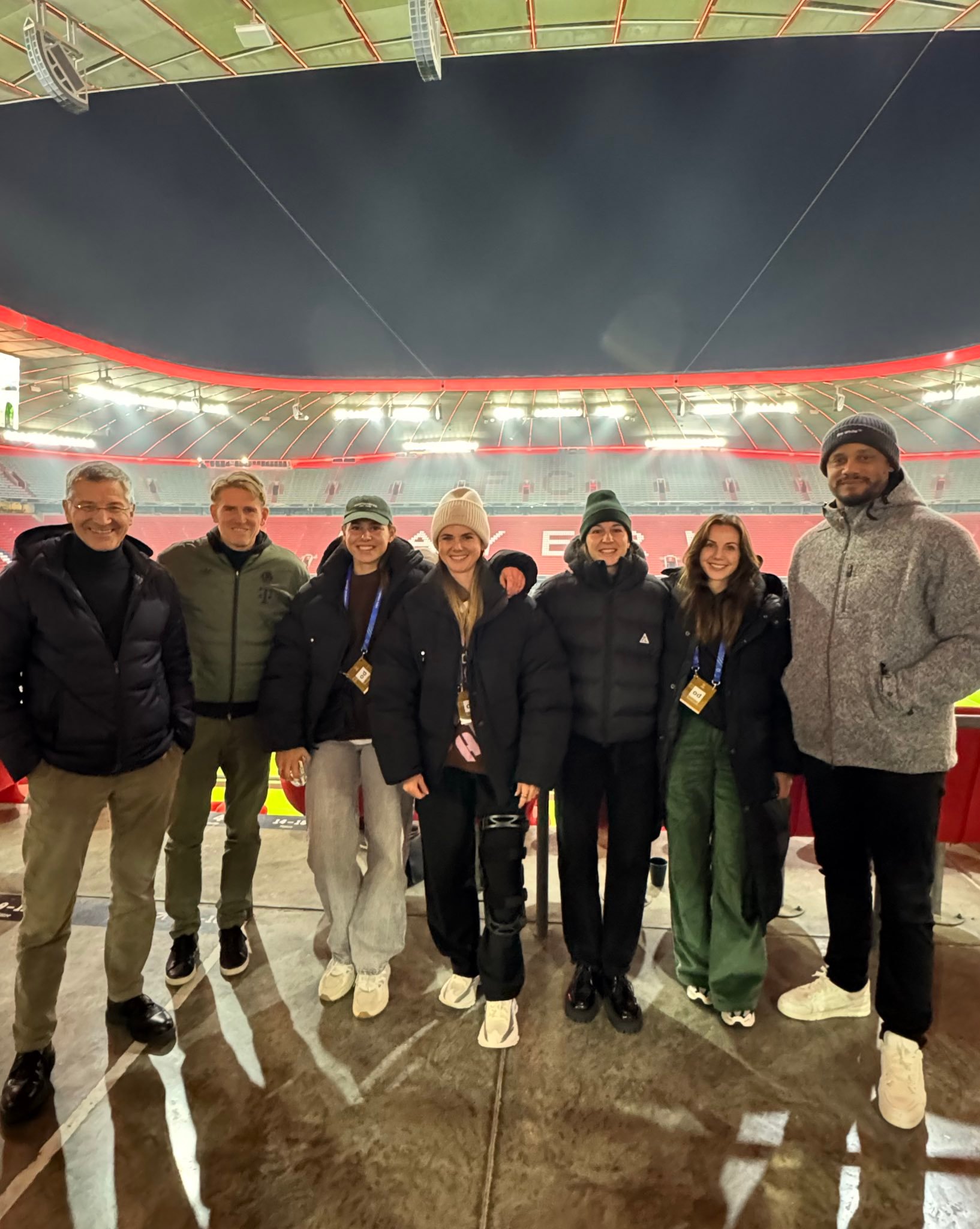 孔帕尼、海纳和弗洛因德在安联球场观看拜仁女足对阵阿森纳女足的欧冠比赛 