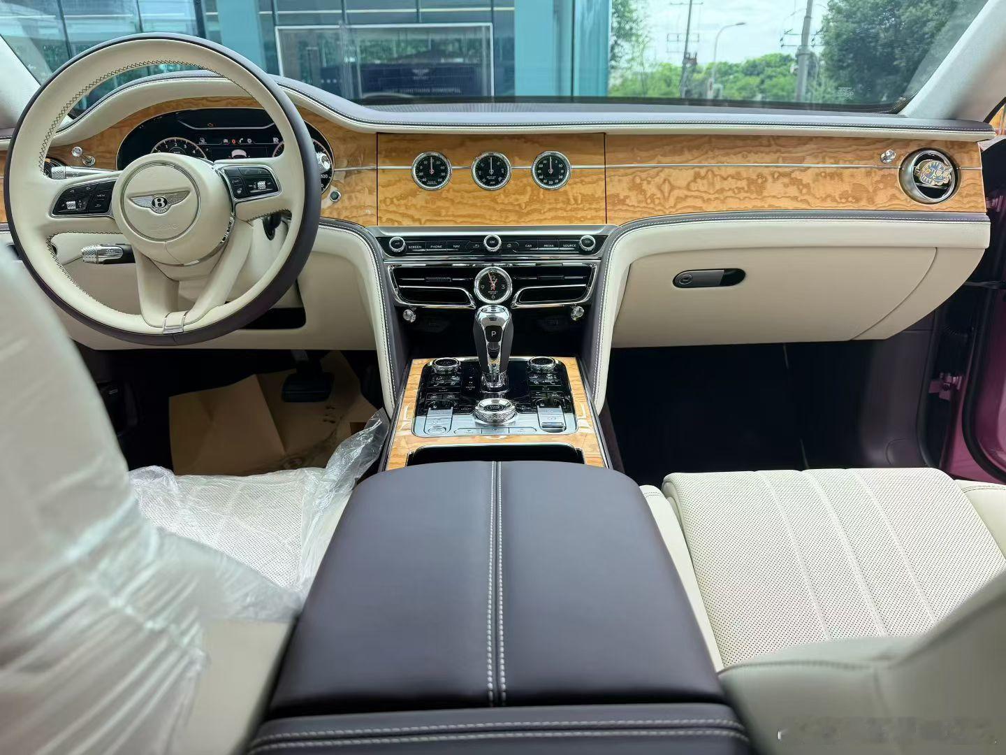 宾利雅度版飞驰 混动，22年出厂，安全行驶3000多公里！激情粉，抛光轮毂，白蜡