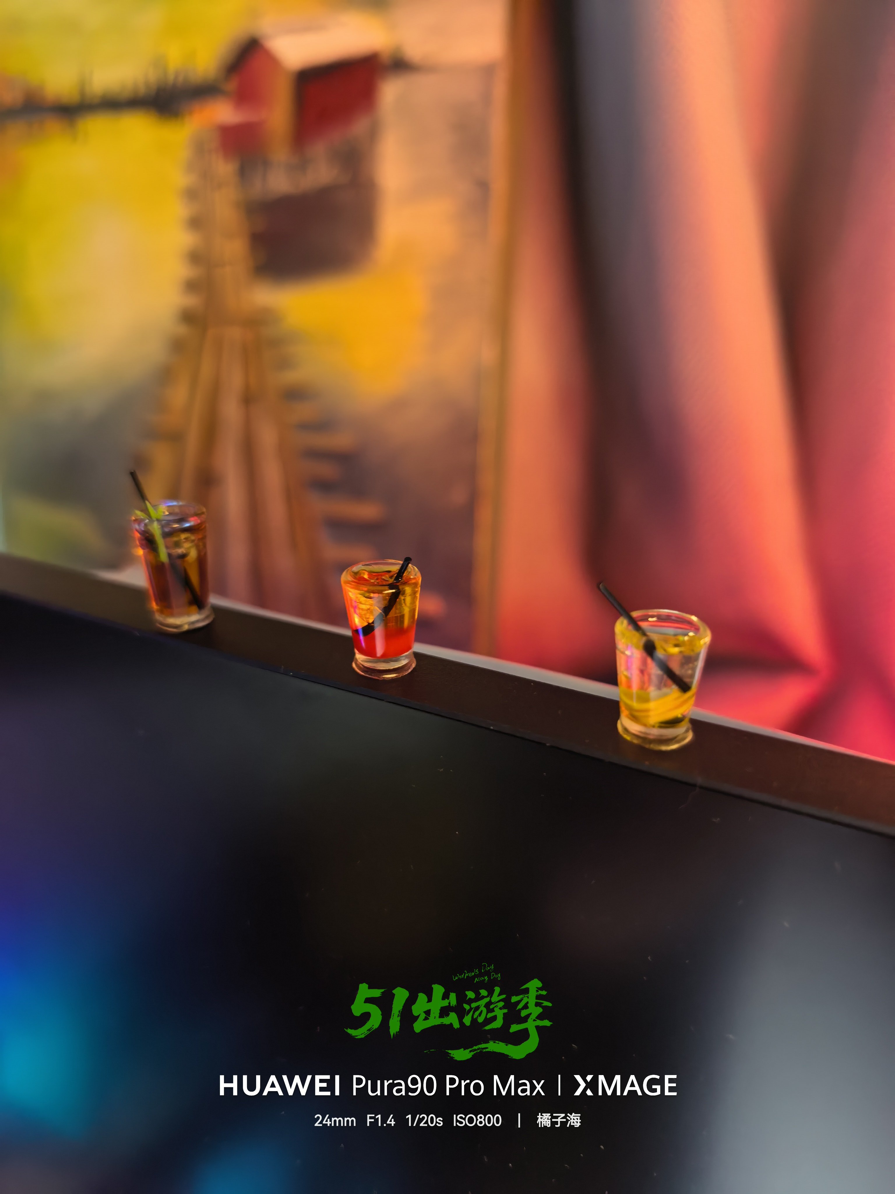 感觉这个显示器上边框比较单调，于是在网上买了几个小摆件，刚刚装上去了。给大家看一