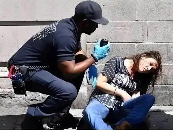 什么是芬太尼？为何美国如此惧怕？其实说白了，就在医院里是帮人止痛的“狠角色”。是