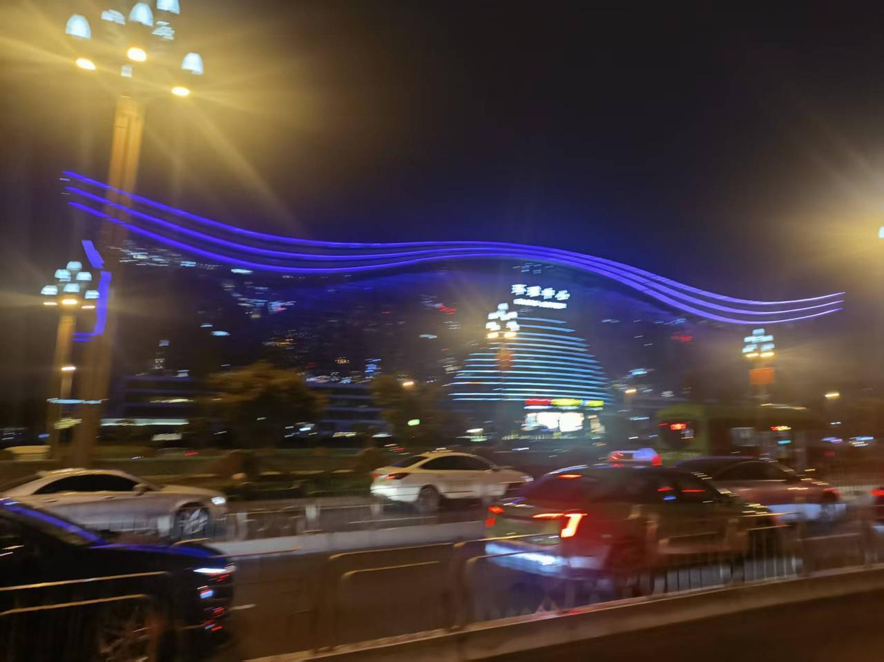 上联：风风雨雨风雨常伴，诚邀下联下联：冷冷暖暖冷暖自知