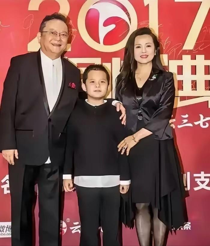 77岁的王刚，把珍藏半辈子的官窑瓷器变现了3000万，一分没给自己留。这笔钱全部