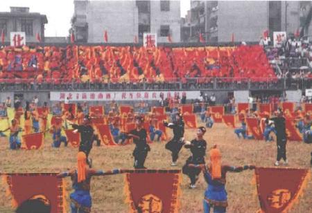 湖北荆州老照片：1992年，江陵县举办第一届“国际楚文化节”，图为开幕式现场，开