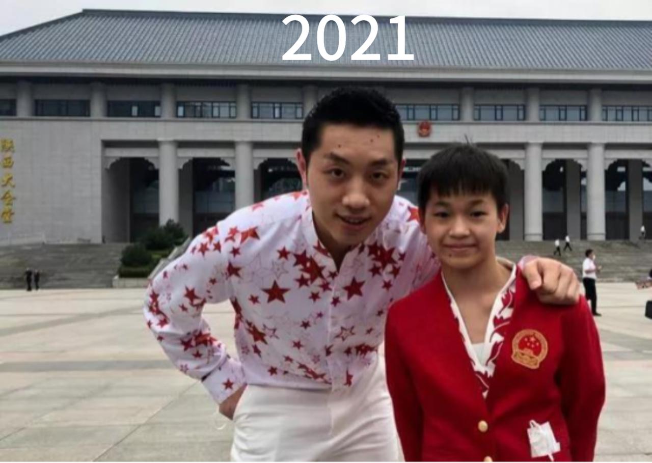 两张照片看全红婵三年蜕变！

2021西安全运会和许昕初次线下相遇，婵宝神态拘谨