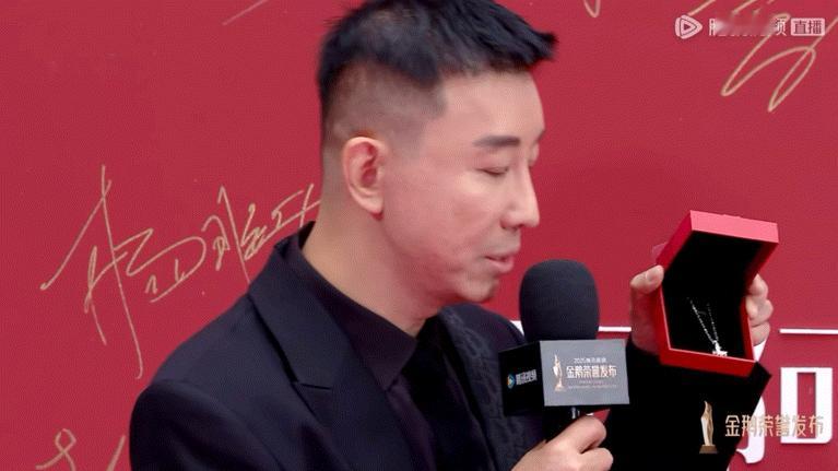 热恋制片人带着刘浩存王安宇的幸运走红毯 救命！《陷入我们的热恋》制片人红毯带剧里