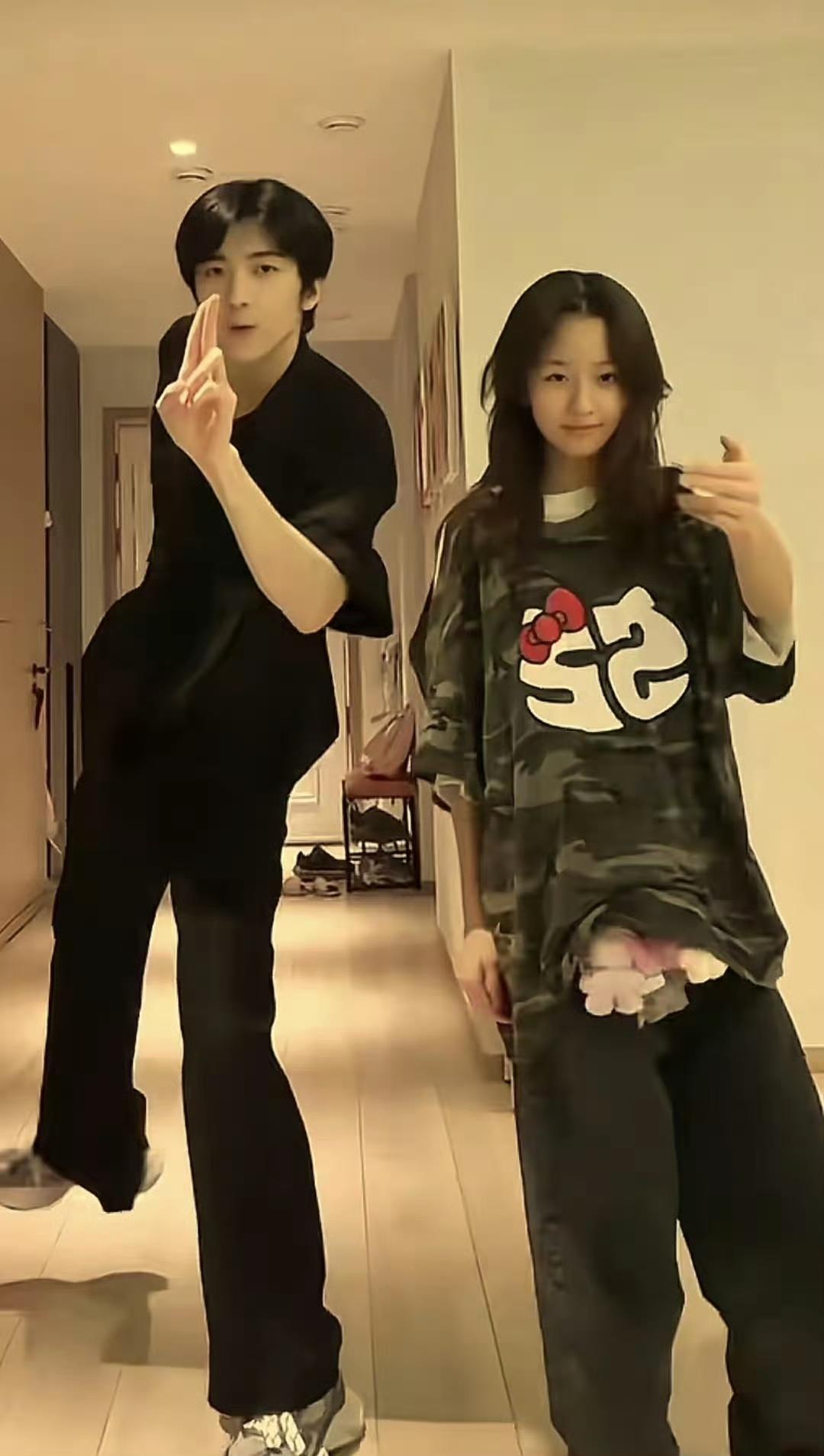 张镐濂首次与妹妹张晞彤同台共舞，两人举手投足间尽显母亲洪欣的风采，眉眼间那份炽热