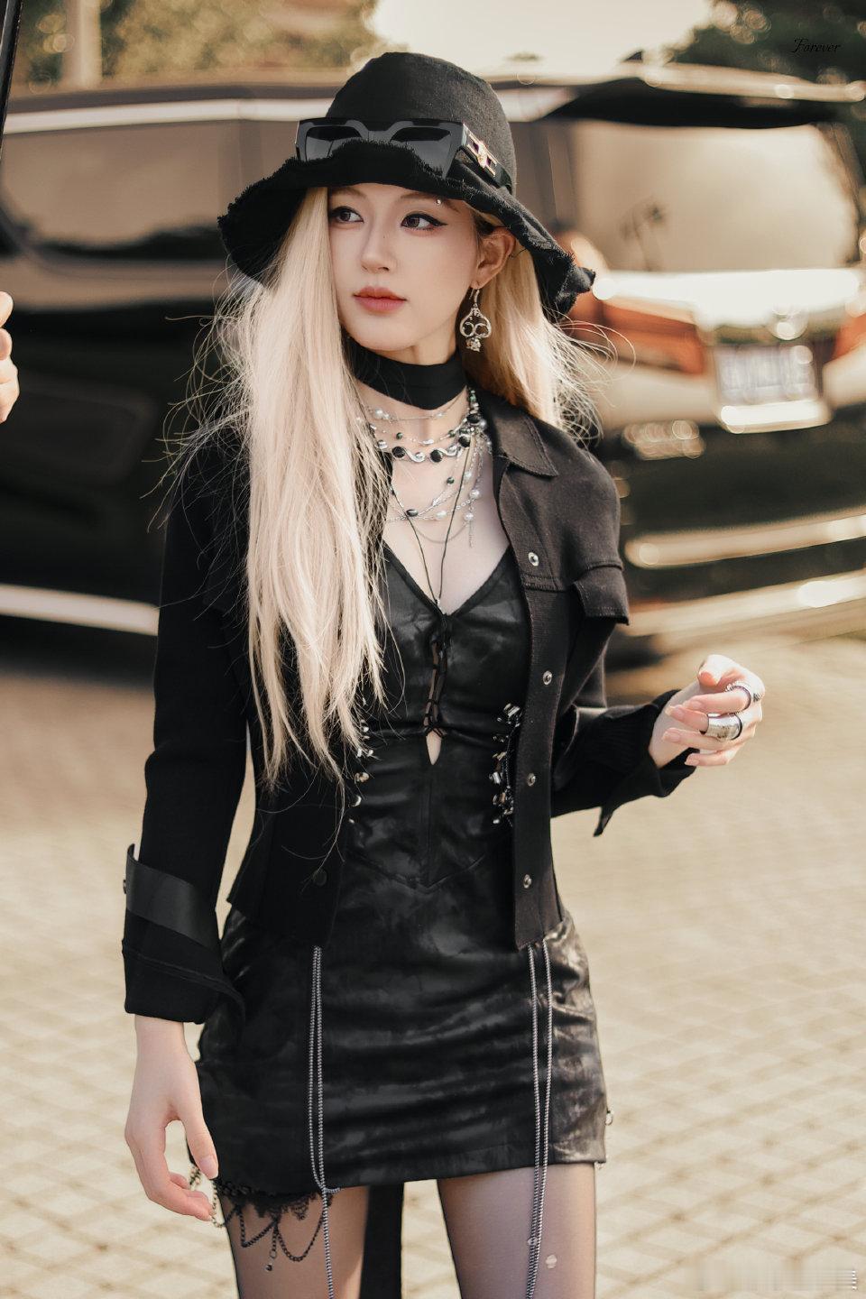 #赵露思暗黑女王##赵露思戴了好多项链# 赵露思一天换了两种风格，反差感超绝！#