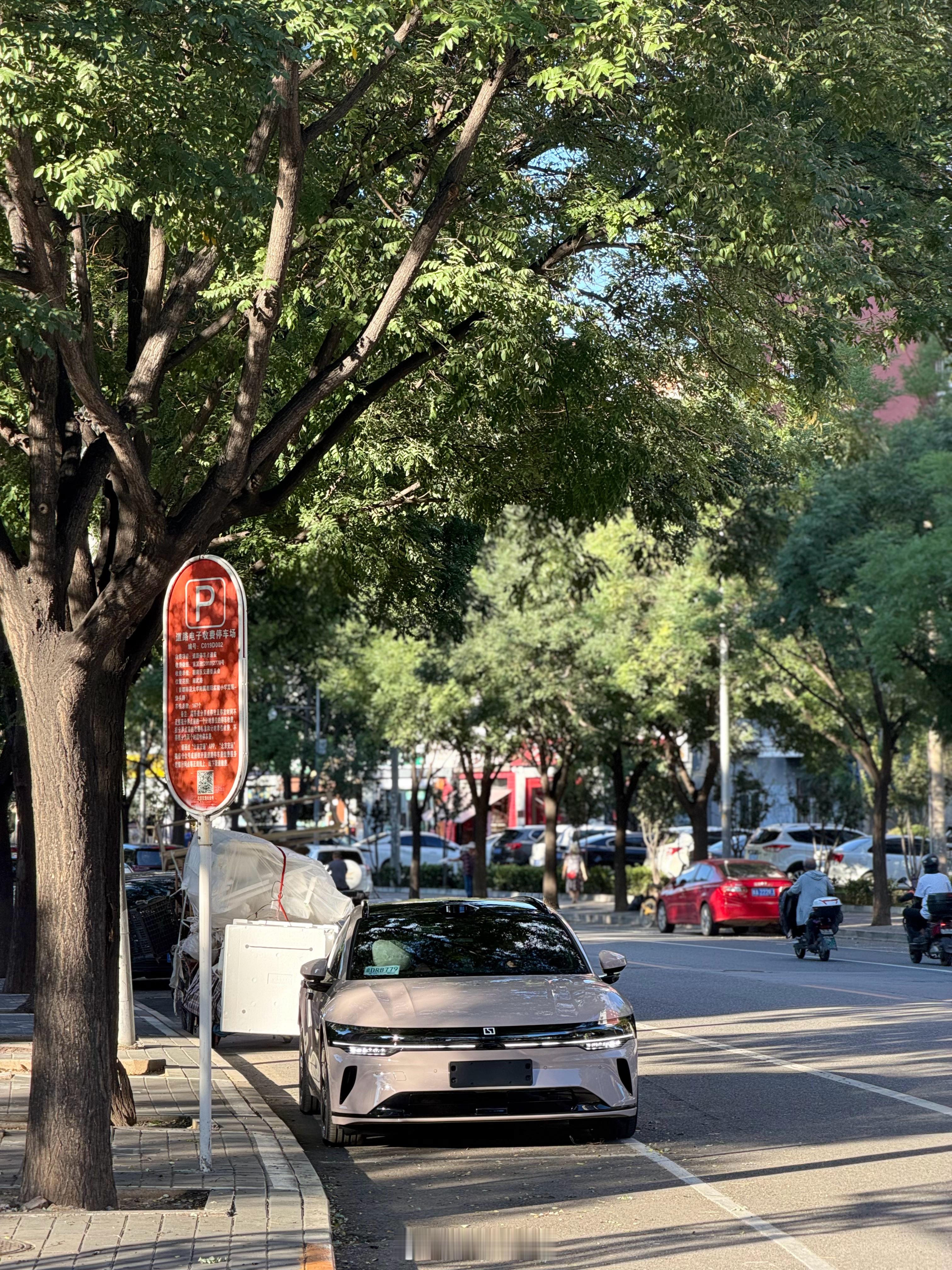 邻居的新车，极氪007GT，小车挺帅 ​​​