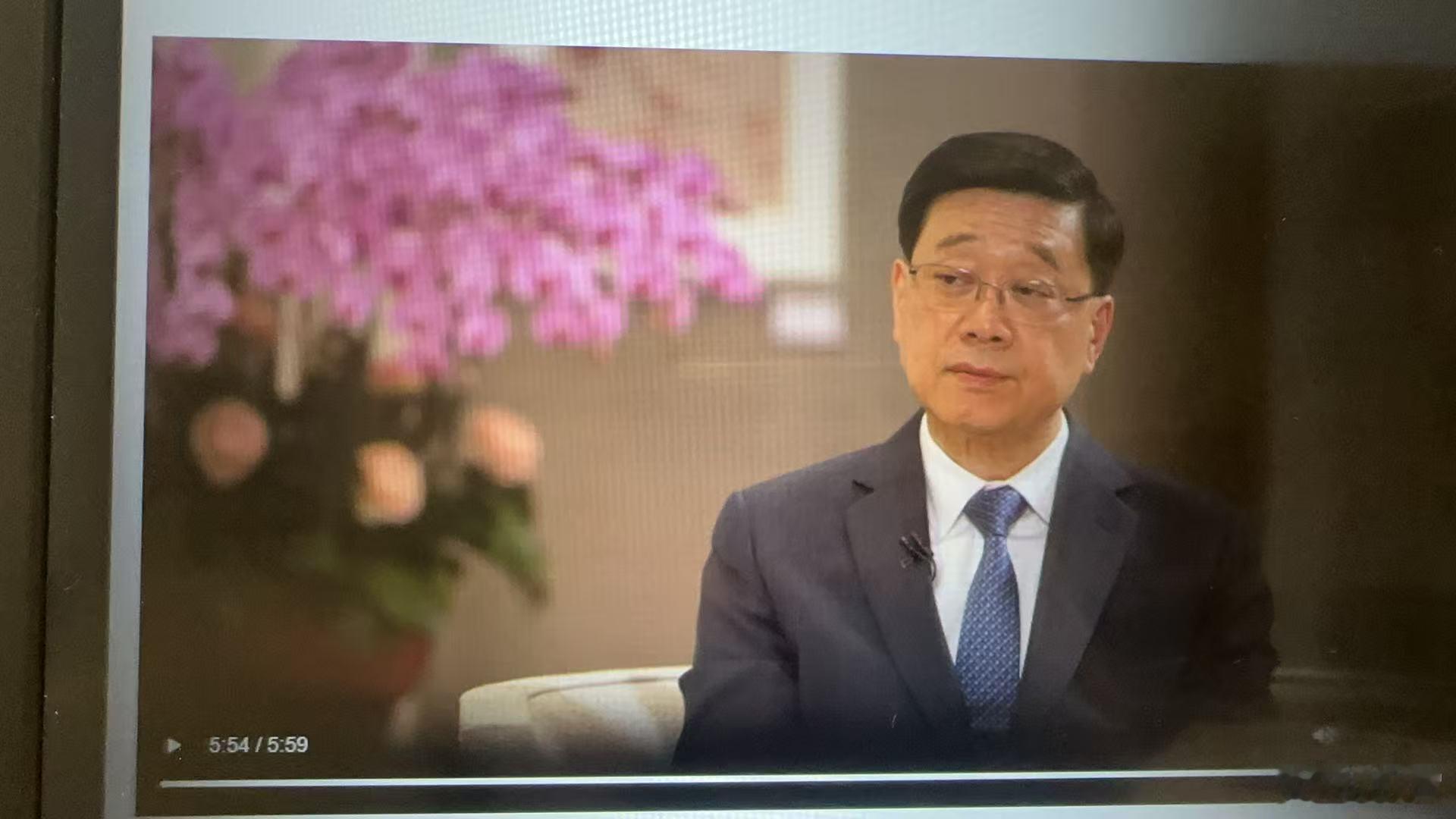 行政长官接受香港文汇报访问邓sir评价特首五个字，更现场向微博大v展示香港飞虎队