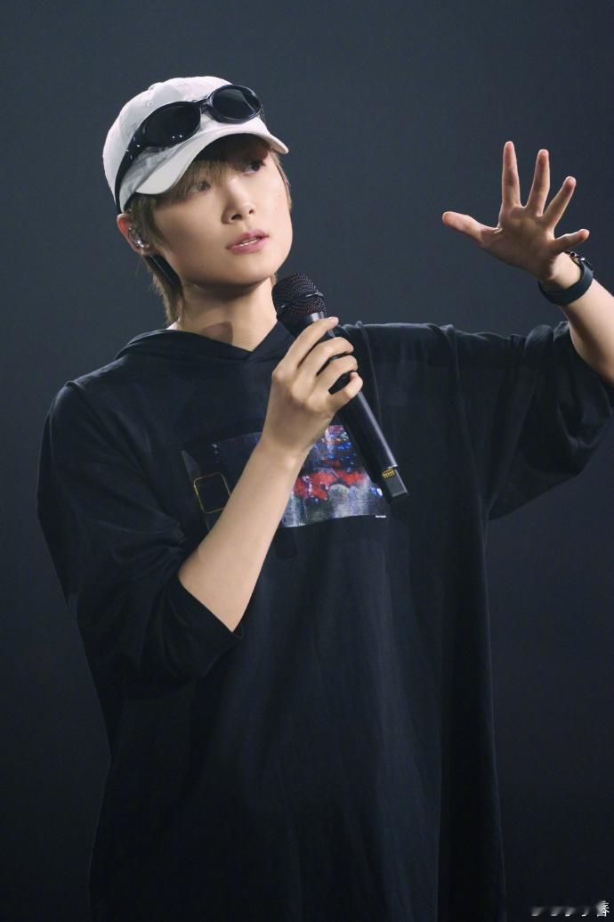李宇春武汉晚上见李宇春武汉演唱会彩排照所有前期筹备落地收官，今晚武汉只管尽情唱响