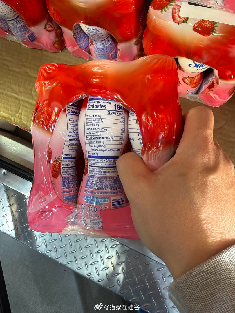 逛超市，女儿想要这个草莓酸奶饮料。我给她看标签，她看到这一小瓶就有27克糖（而且