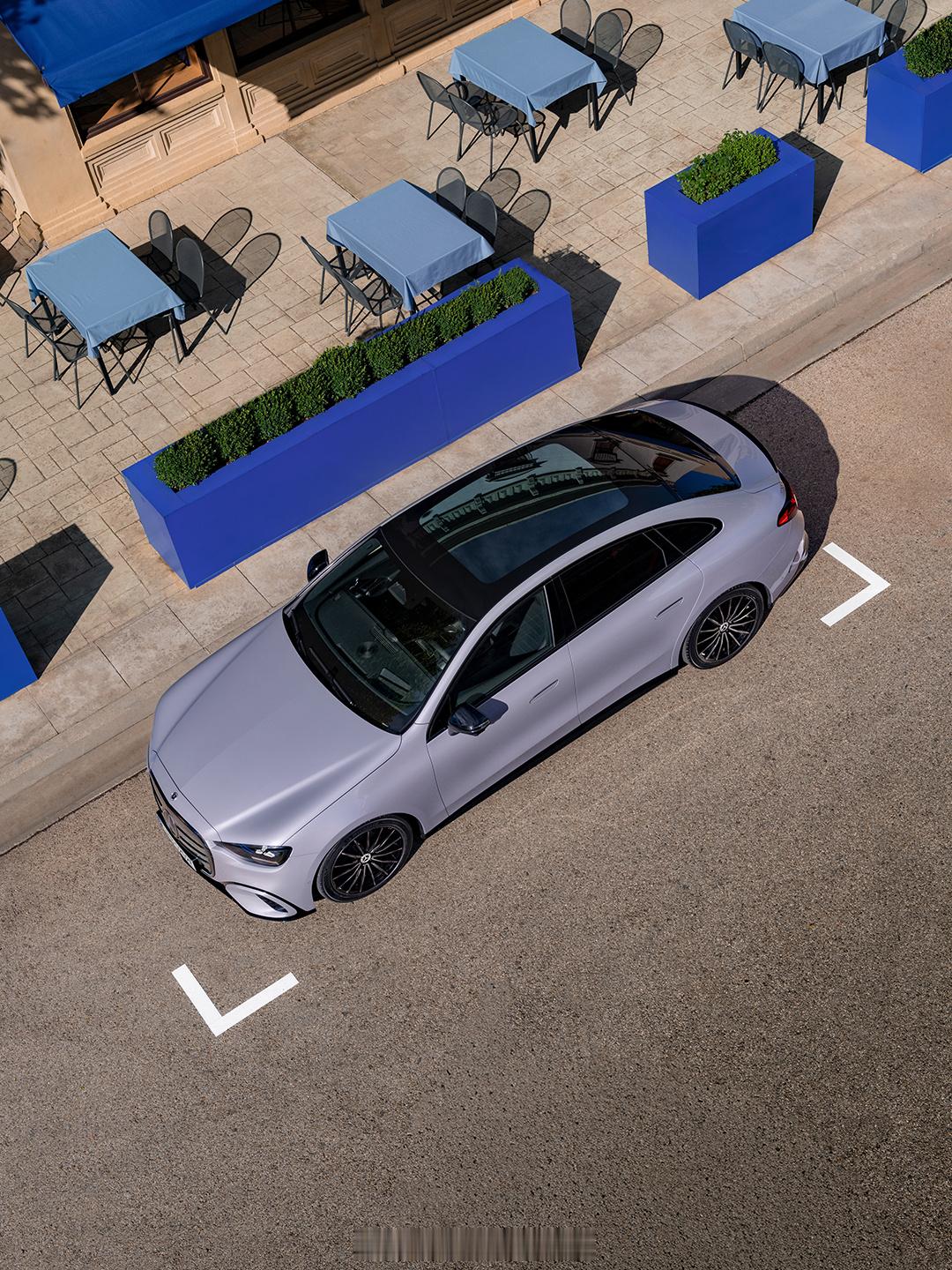 鉴于国内非常内卷的电车市场，你可以看不起奔驰现在造的电车，但昨晚首发的这台，基于