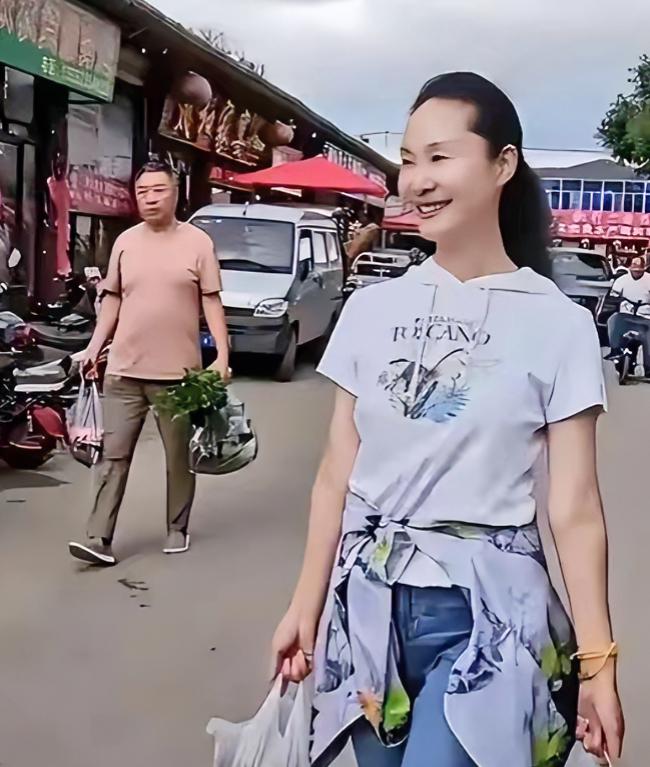 昔日凭《纤夫的爱》爆红的于文华，如今扎根河北唐山乡村生活。
她八次登上春晚，可无