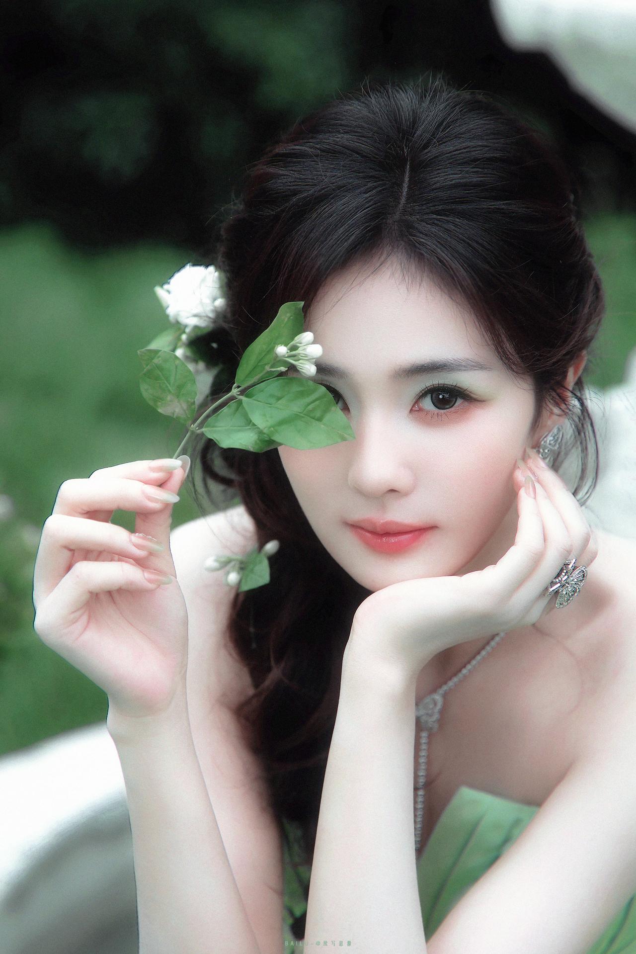 蔓延无尽的林木，是夏日本身的序章。夏阳的橘色碎光穿过密叶，在林间织就一片星河，斑