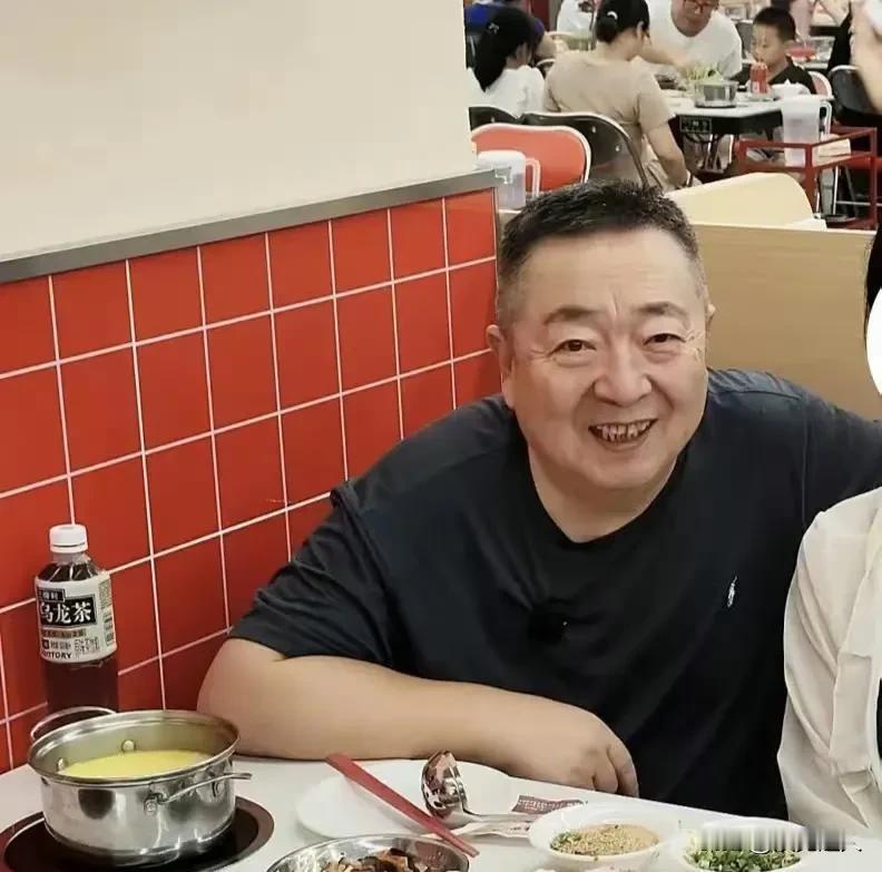 谁能想到童年回忆里主持过《大风车》的董浩叔叔，居然现身福州街头！本以为大明星下馆