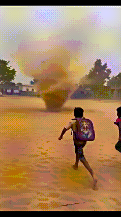 看得手心冒汗！熊孩子追着龙卷风跑，书包都被刮飞了！
视频里这一幕，真是把“初生牛