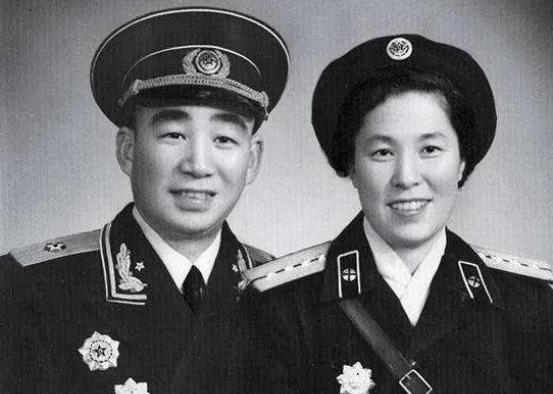 1957年，开国少将带着妻儿回乡祭祖，可是到家后才发现，原配妻子竟然苦等了自己2