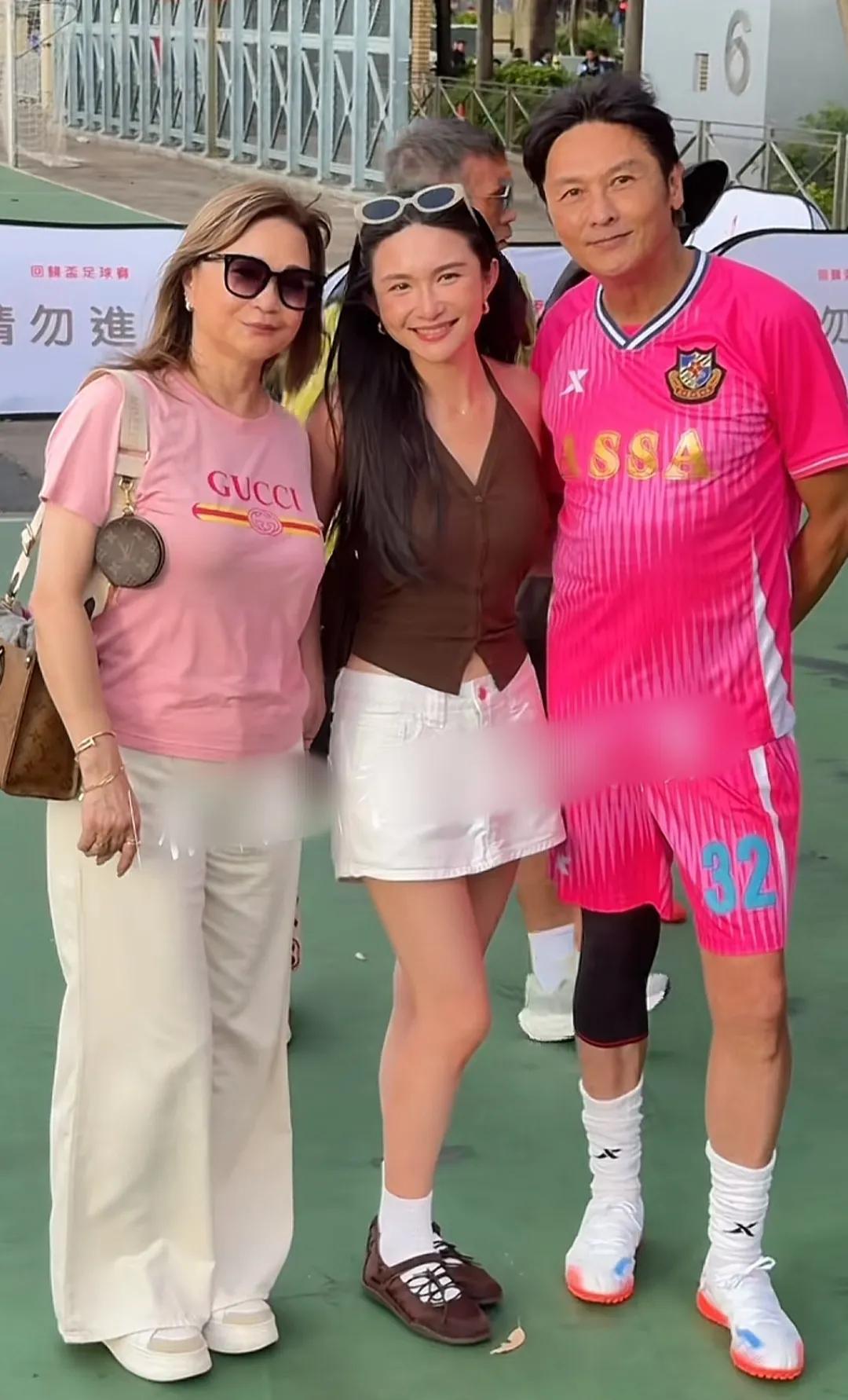 64岁关礼杰踢足球，妻子女儿到场打气，一家三口同框颜值高身材好。
TVB老牌小生