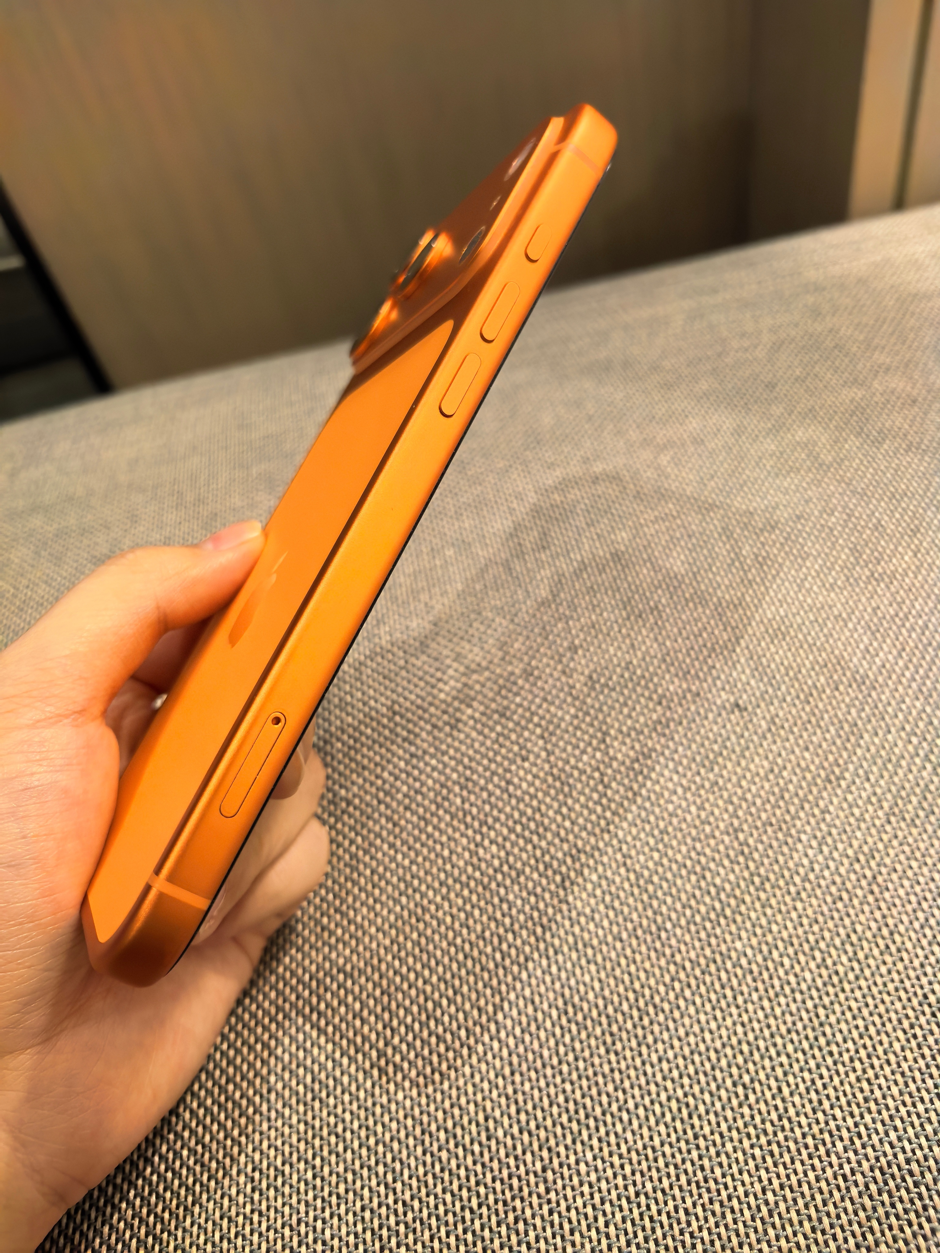给iPhone17Pro纹了个身爱马仕橙越看越高级，有没有同感？还是裸机比较爽[