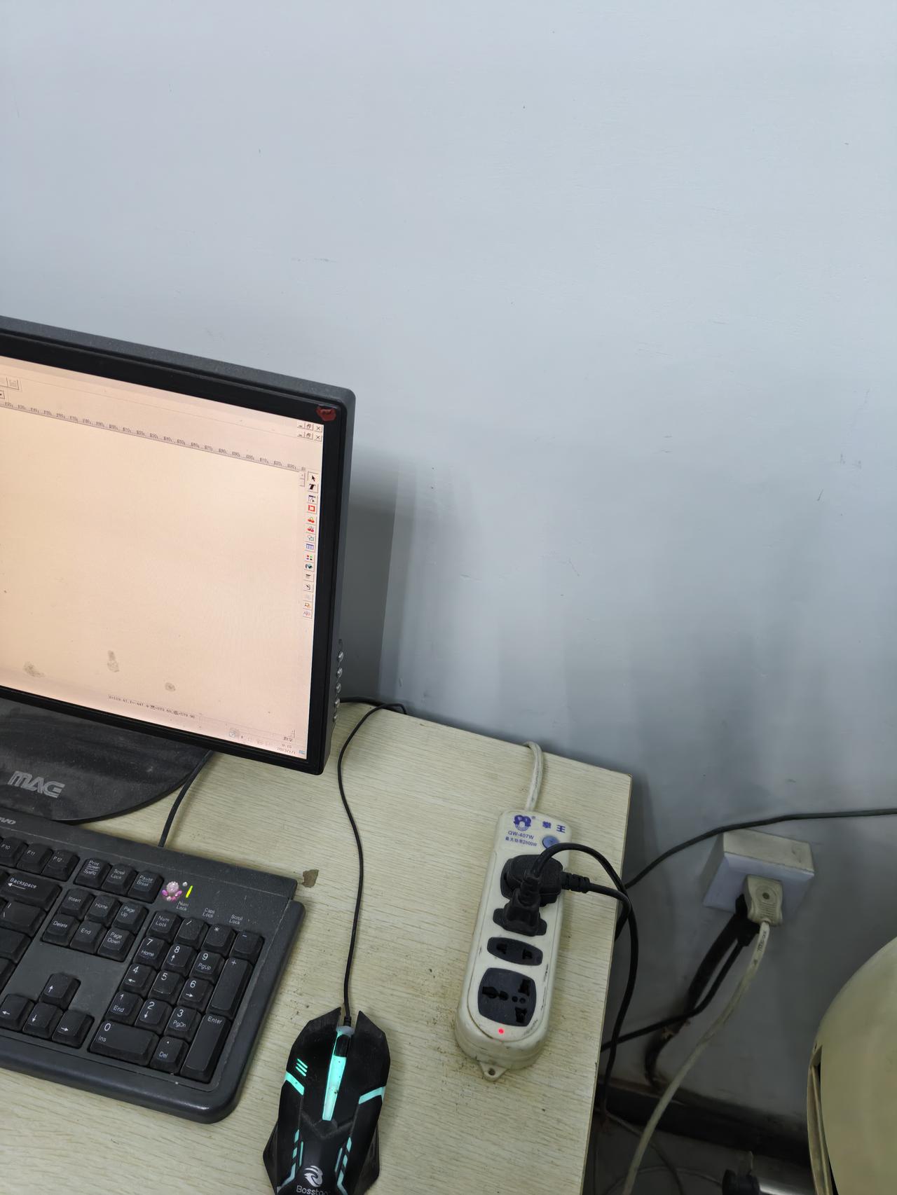 四十岁左右，你才会看清中国职场的残忍定价机制：你的薪资曲线，和你的生理曲线一样，