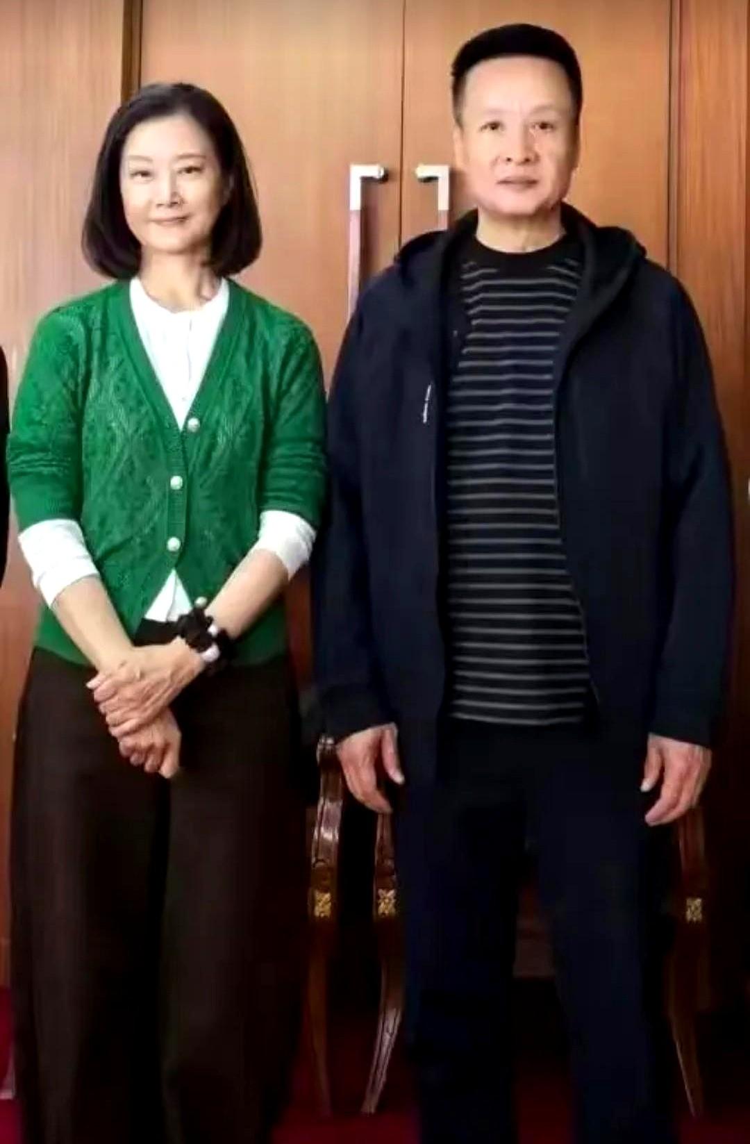 都别吹明星不老了，那都是骗人的。

看看宋祖英，手上的青筋藏都藏不住，这才是真实