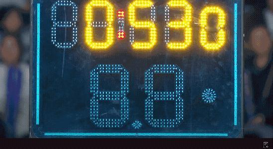 今晚北京北控和辽宁比赛出镜率最高的就是现场的计时设备了，连续出现多次故障，中场也