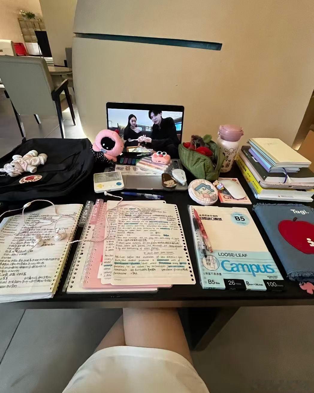 人一旦专注了自己的创作 当人沉下心投入创作的时候，外界的杂音好像都自动消失，全部