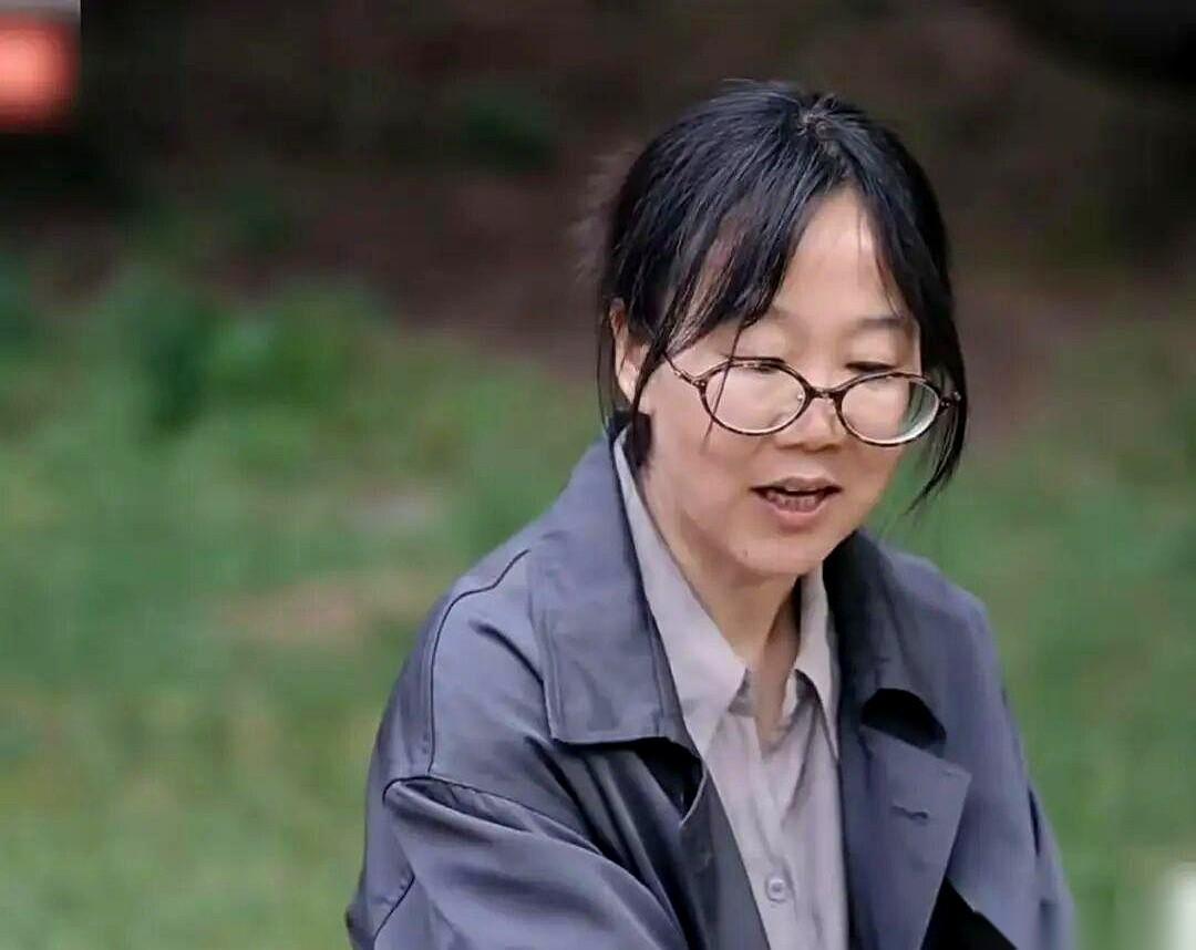 哪怕是李娟这样写遍了山川湖海的作家，在家门口被陌生人“堵住”时，第一反应也是吓得