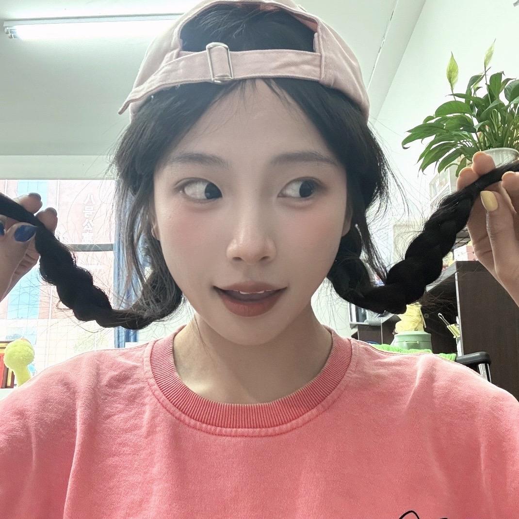 是对世界好奇的小女孩 是特别喜欢笑的人 是走在路上都能哼起歌的人 是幸...