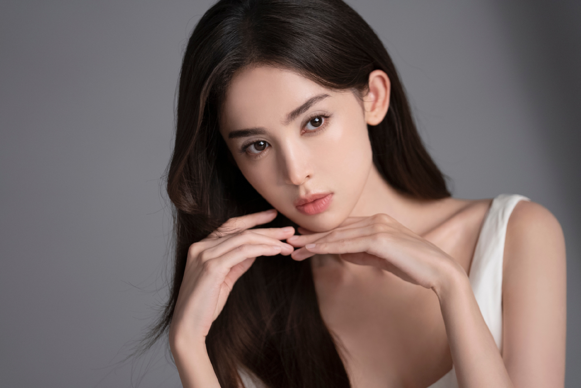 古力娜扎白色吊带裙：与清新的触碰相遇，轻松get好状态。娜扎