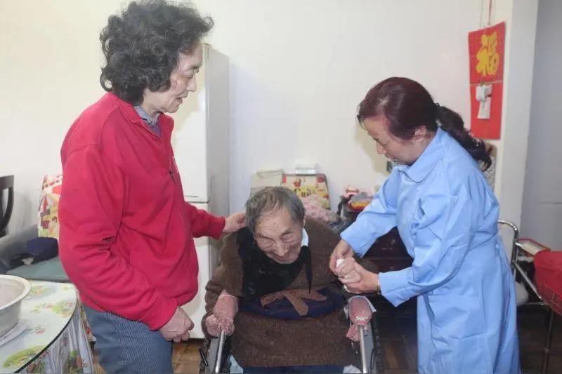 只要你亲手伺候过一个屎尿屁都不能自理的人，
你就会瞬间明白，
面子、情绪、矫情、