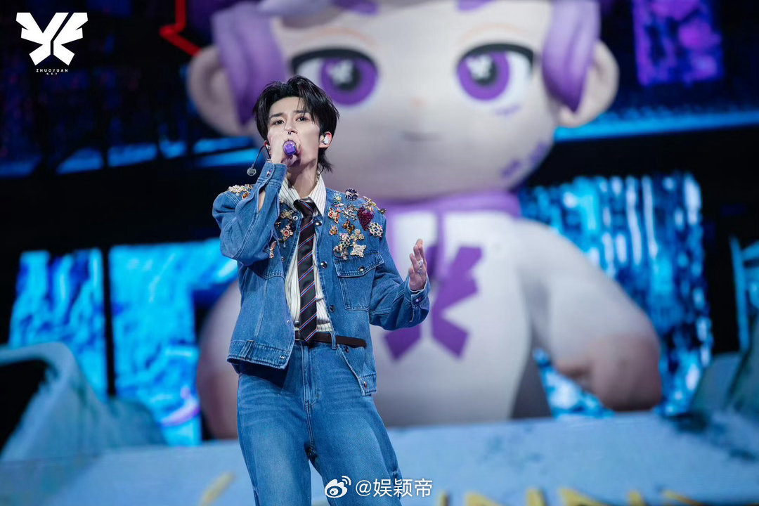 卓沅演唱会跟观众上演宠物情人卓沅变成猫也很守男德 卓沅你是在演唱会上演猫系男友吧