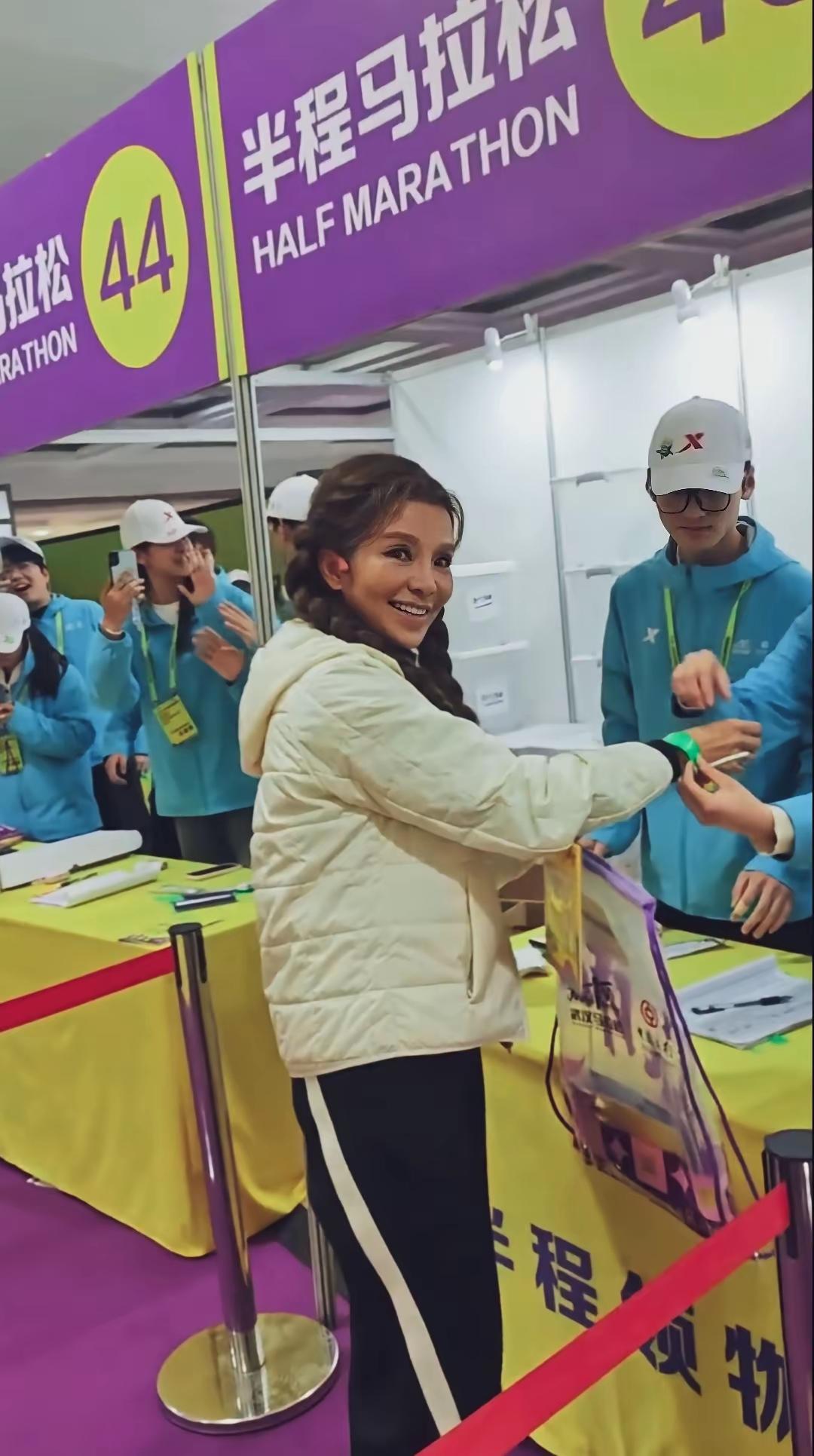 您见过梳着辫子的朱迅吗？
今天(3月22日)，在武汉半程马拉松赛场上，有人偶遇央