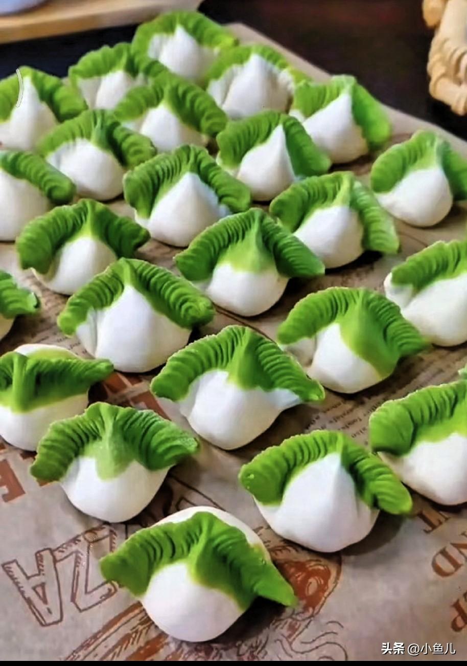 白菜馅，盼一年百财如意；
韭菜馅，愿日子长长久久；
芹菜馅，祝家人勤勤恳恳顺顺利