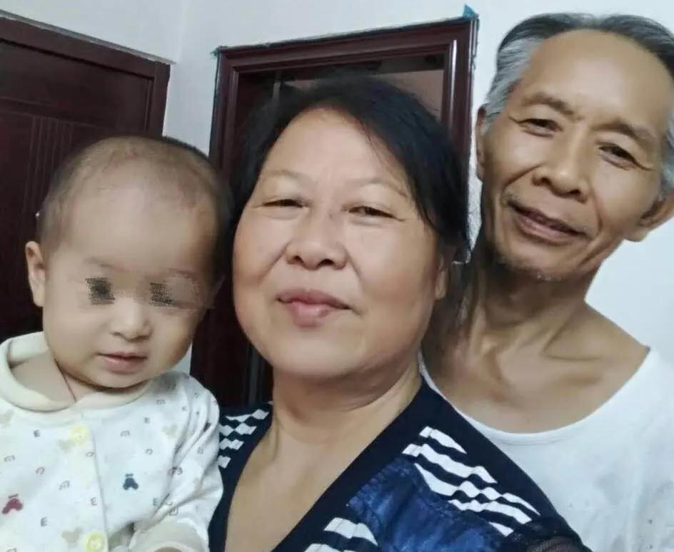 2017年，一退休法官在家休息时，一个老头突然冲进来对其狂砍13刀，退休法官毫无