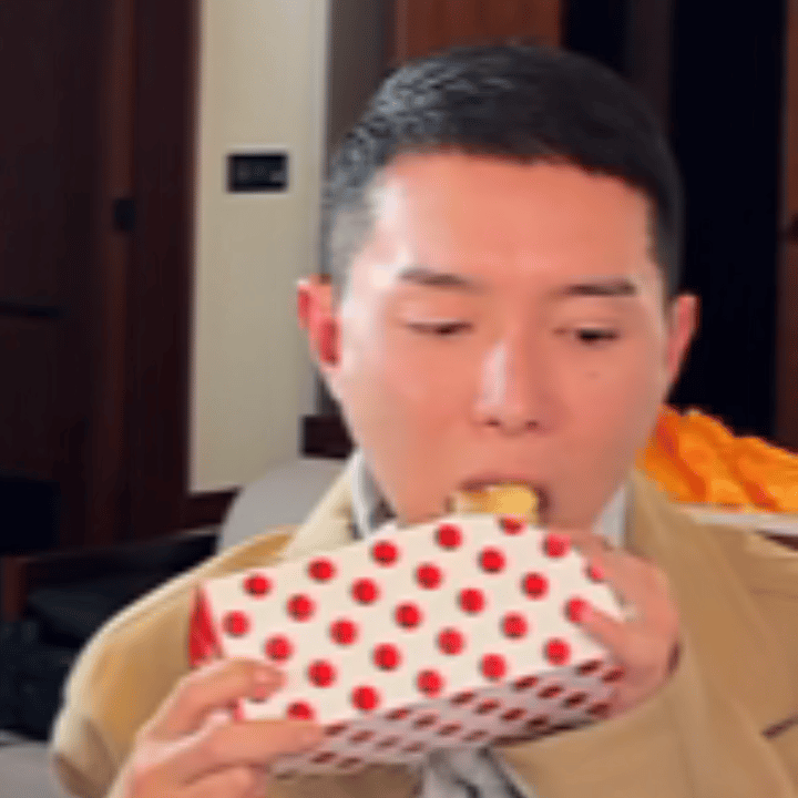 好努力的啃热狗我们时尚圈给子大半夜还能吃热狗吗 