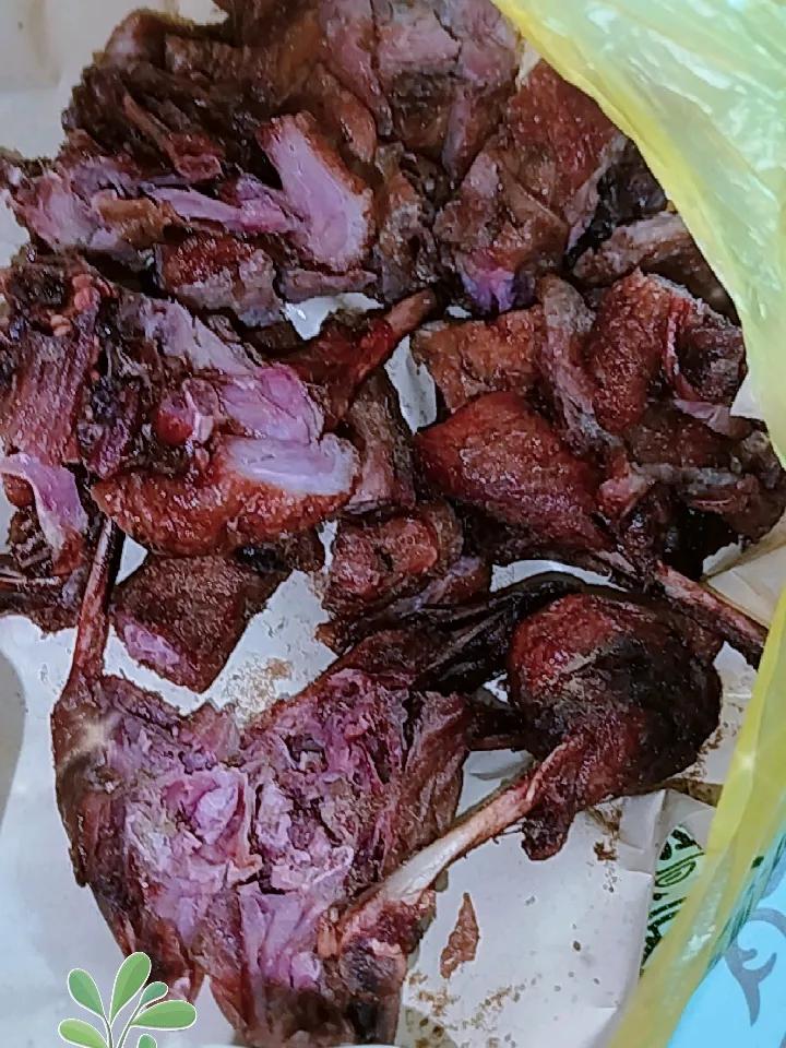 老公一早就买回一只香酥鸭，又买回两个玉米面。没叫我一起去。
感觉有点不对劲，差哪