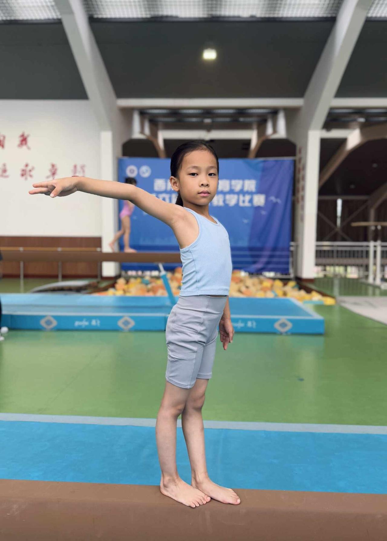 体操女孩秋季运动穿搭💪体操练出绝佳身材
分享一组体操女孩的秋季运动极简OOTD