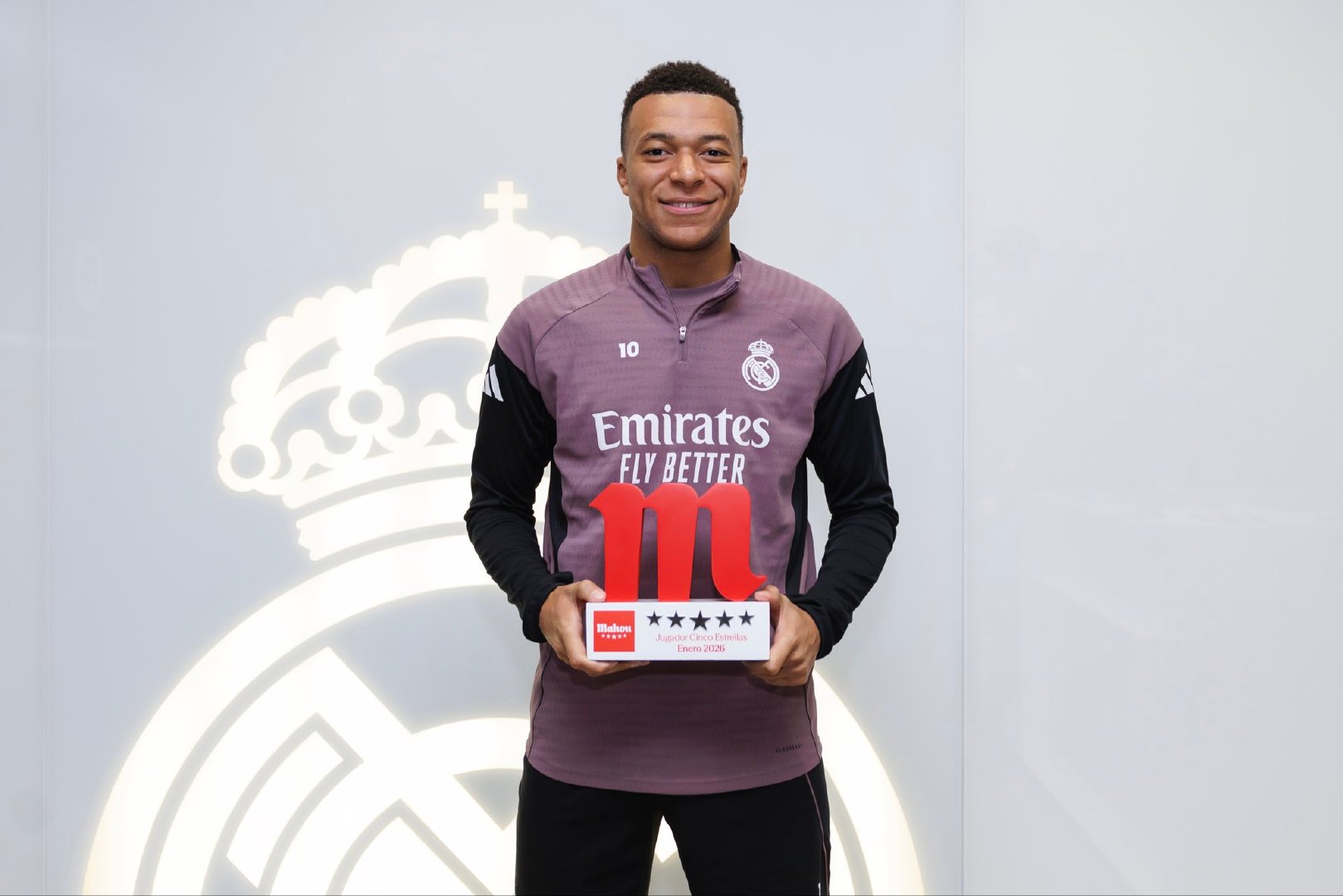 姆巴佩领取皇马1月最佳球员奖杯！🏆halamadrid