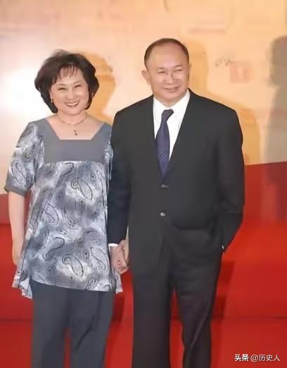 世事无常！名导吴宇森抗癌8年，卖房救命，妻子重病留遗言让人破防
 
2012 年