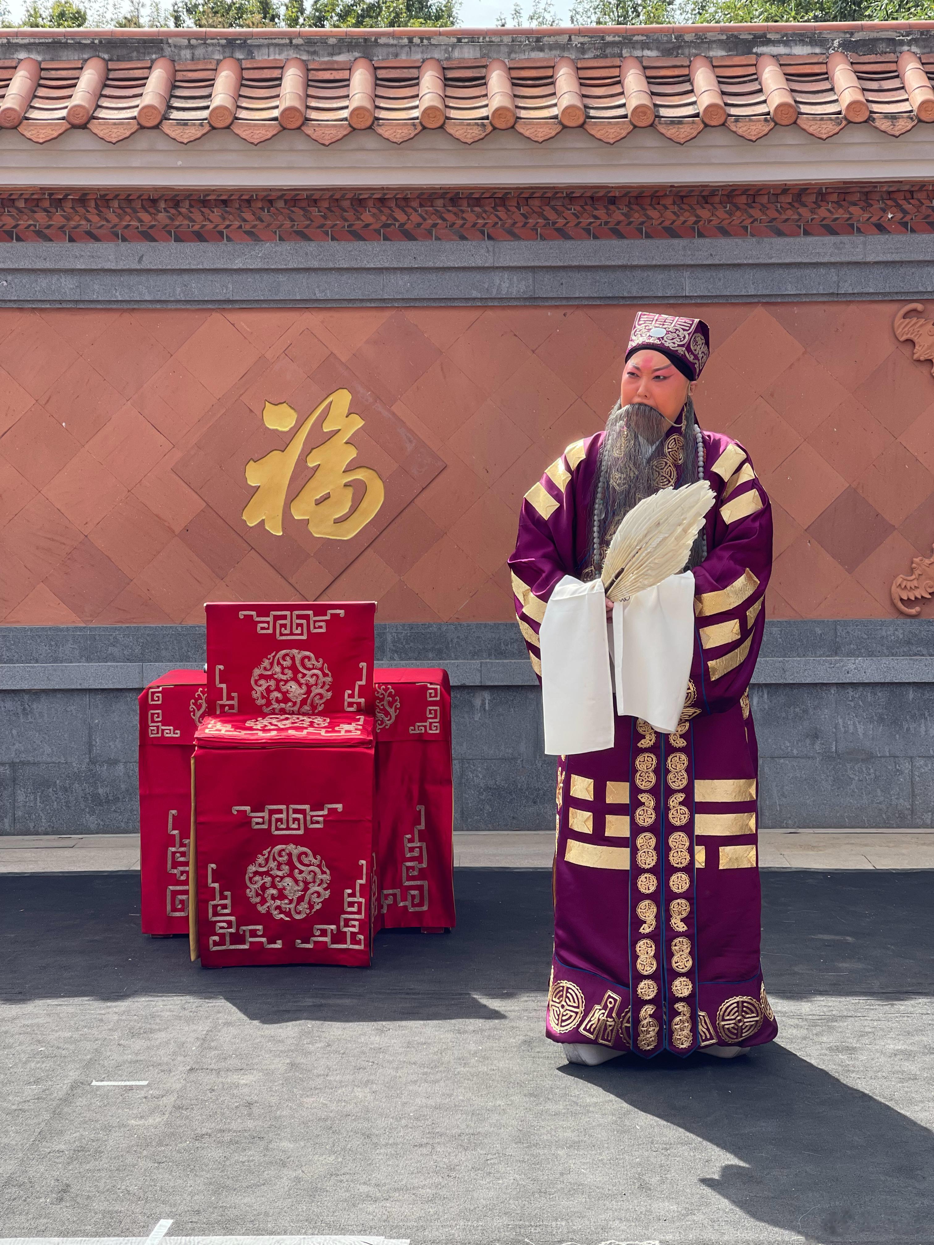 “文化”是一种思想，文化的传承需要载体。文字、器物、园林、书法、绘画、戏曲……都