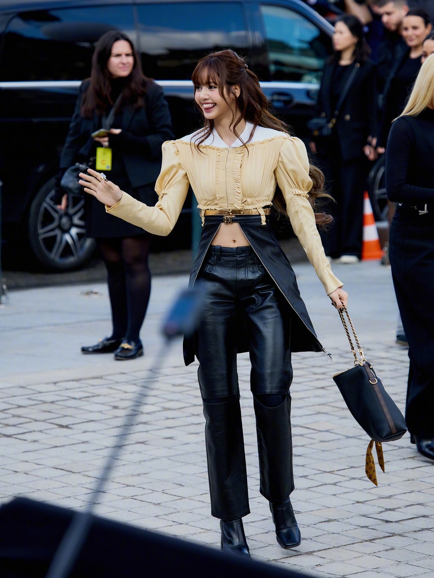 Louis Vuitton 2026秋冬女装系列发布秀——Lisa的一组街拍，她