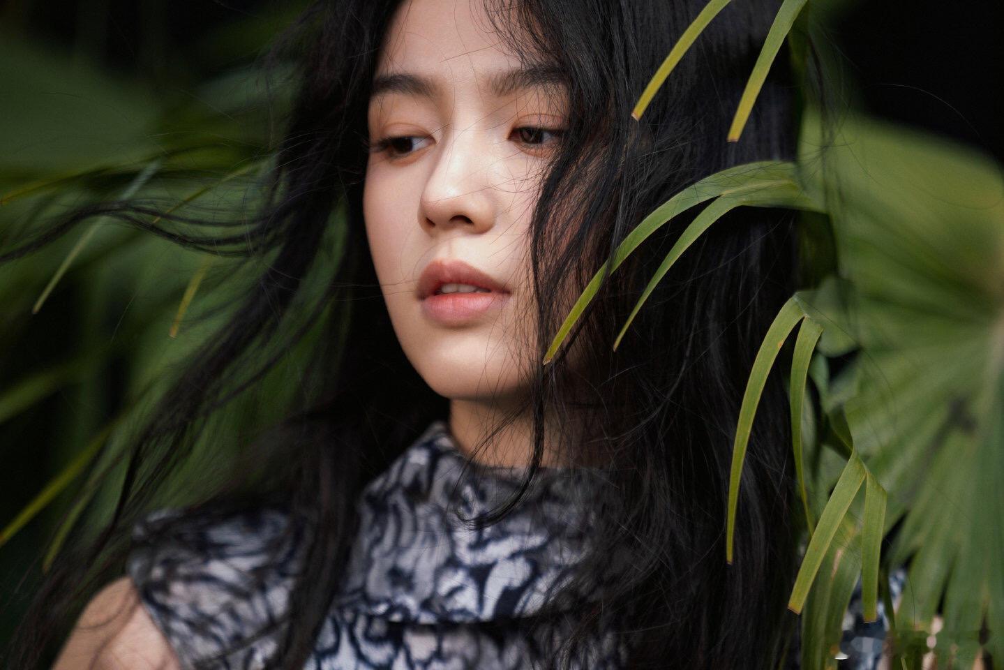 周也是我印象里的美丽标签，眉宇间、发丝里都有英气和生长力，美与帅并存，这组杂志少