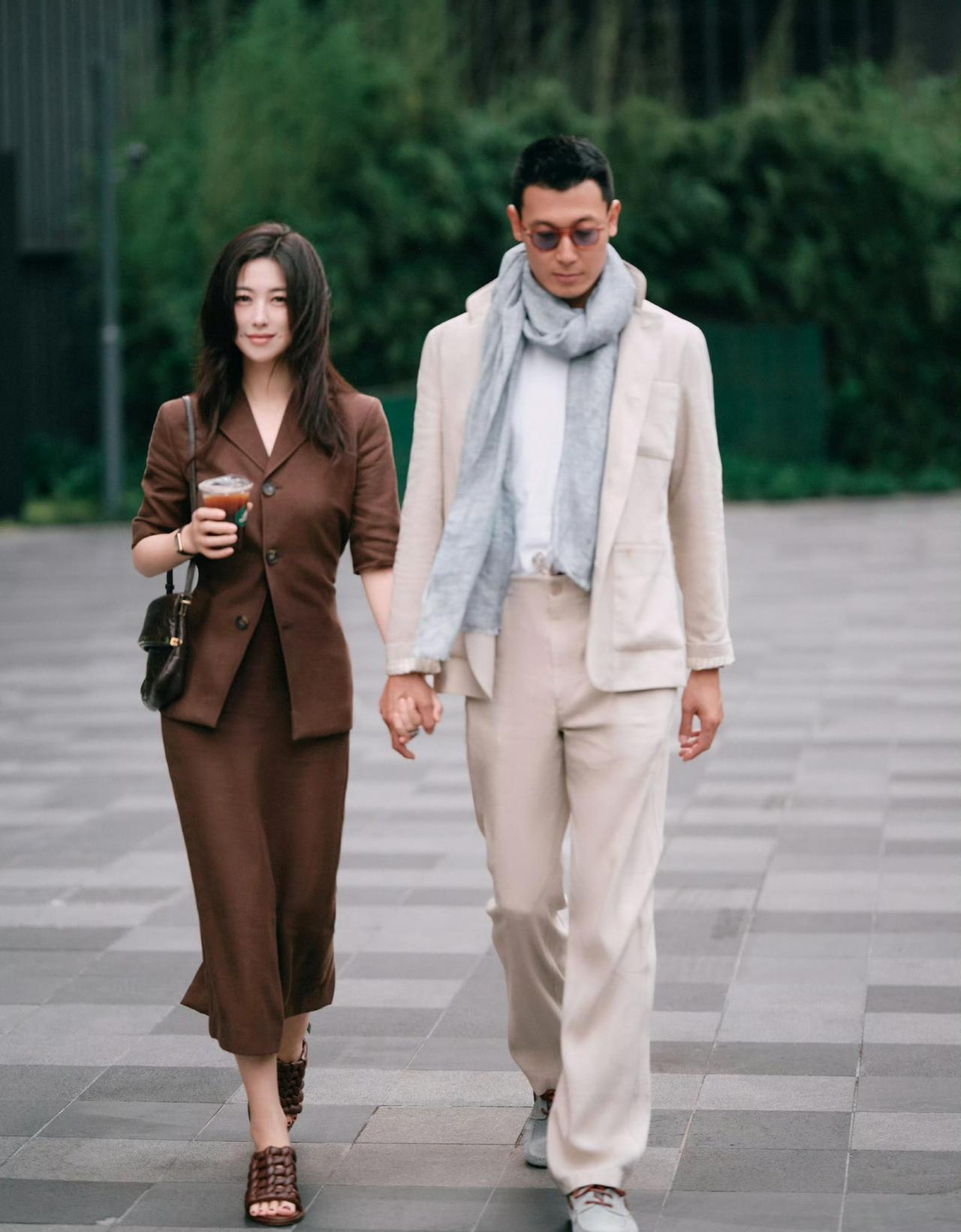 王昀佳：裙子这么精致，偏配个人字拖。
朱珠：度假嘛，舒服自在最重要。
王昀佳：也
