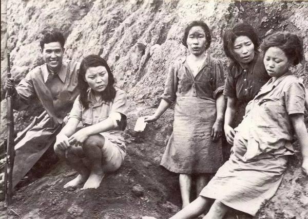 1940年，身为有夫之妇的袁竹林被日本兵强奸，怀孕之后，日本兵让她躺下，随后在她