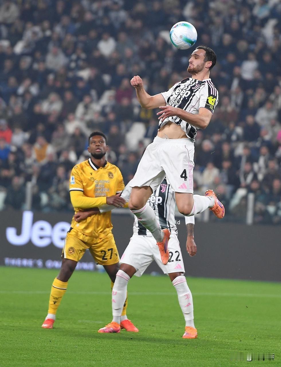 加蒂真英雄！

本轮意甲，尤文3-1力克乌迪内斯，后卫加蒂在下半场第66分钟头球