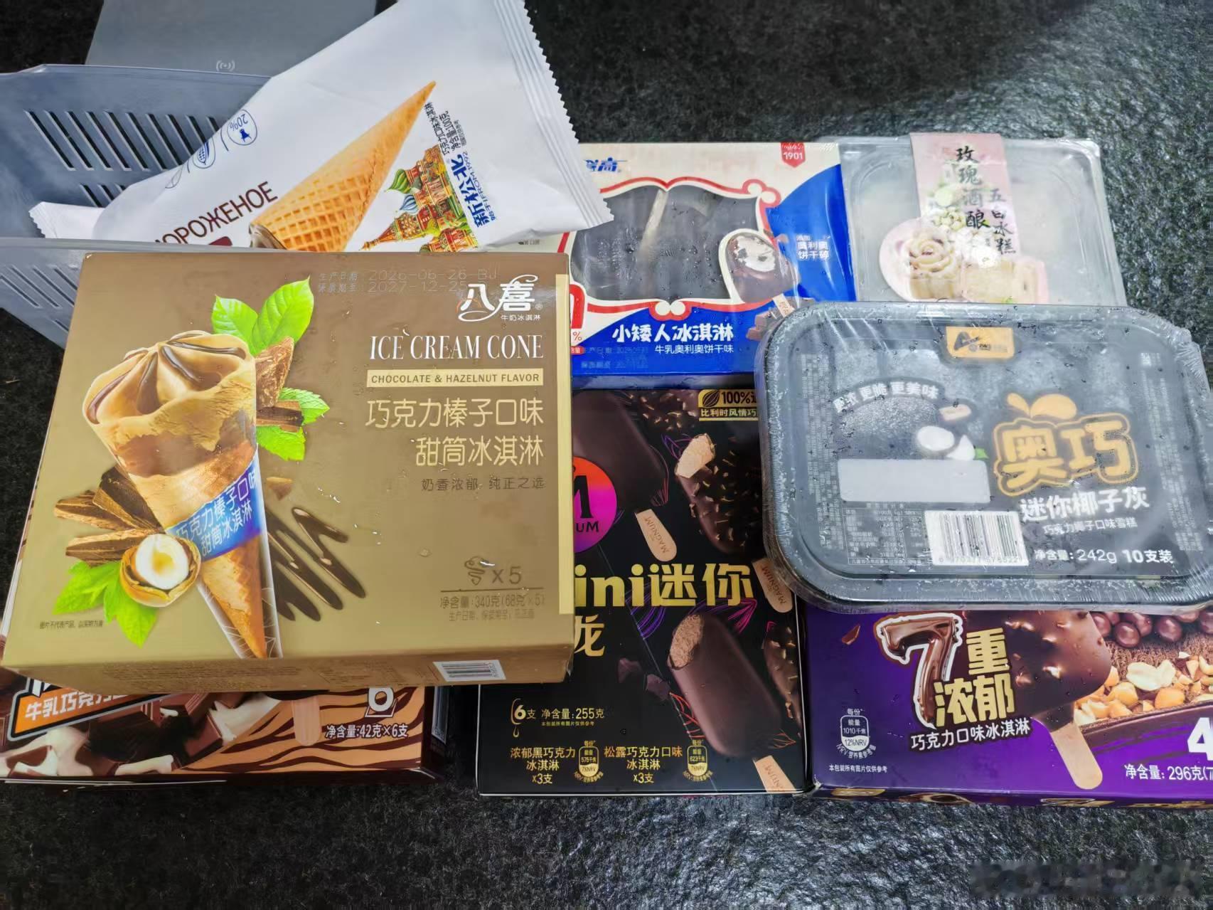 我买了一大堆冰淇淋和雪糕，每天吃一根。江哥说不健康，一直矜持着不吃。直到我快吃完