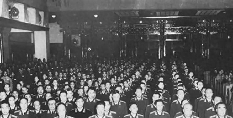 1955年大授衔典礼上，年仅38岁的他被朱德亲切称为“小鬼”，如今也成了中将了啊
