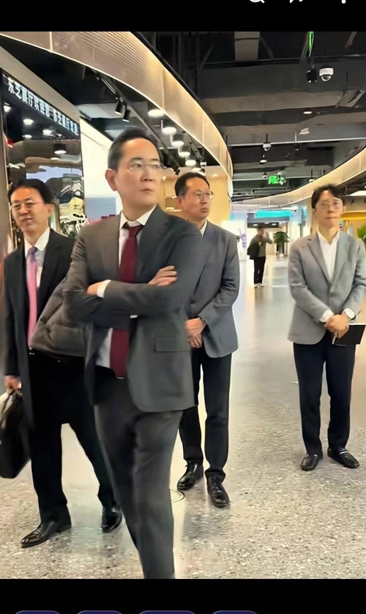 李在镕这单身一当就是这么多年，真以为是因为忘不了前妻？那可太天真了。

这豪门里